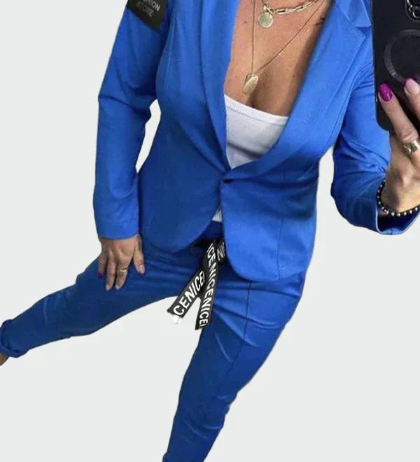 Aušra - Išskirtinai Elegantiškas Dviejų Dalių Kostiumas