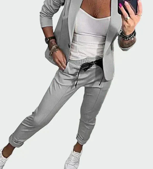 Aušra - Išskirtinai Elegantiškas Dviejų Dalių Kostiumas