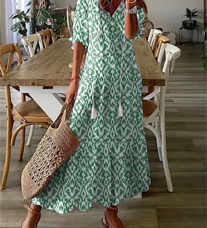 Birutė - Boho Stiliaus Moteriška Maxi Suknelė su V-kaklu ir Grafiniu Raštu
