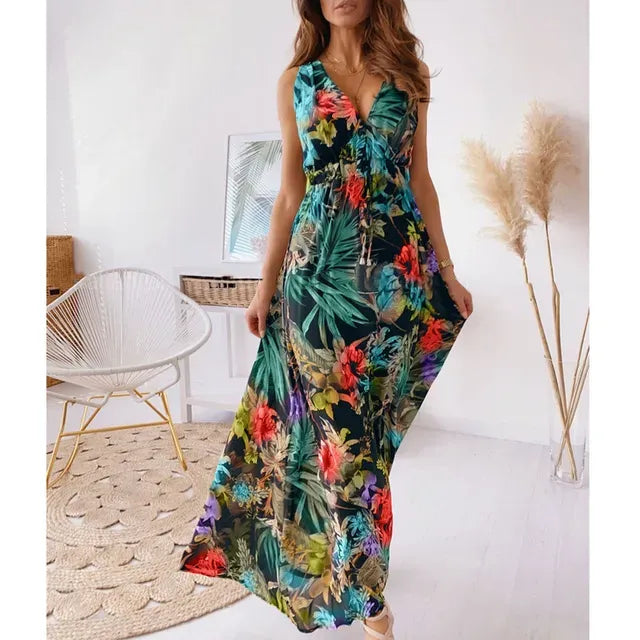 Ugnė - Boho Stiliaus Moteriška Suknelė su Tropiniu Raštu ir Giliais V Iškirpte