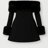 Gintarė - Off-Shoulder Mini Suknelė Moterims su Ilgomis Rankovėmis ir Pūkuotu Priedu