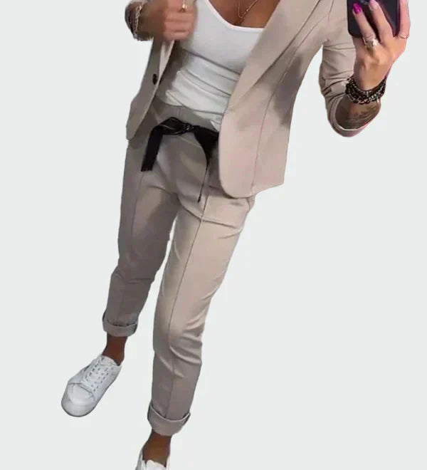 Aušra - Išskirtinai Elegantiškas Dviejų Dalių Kostiumas